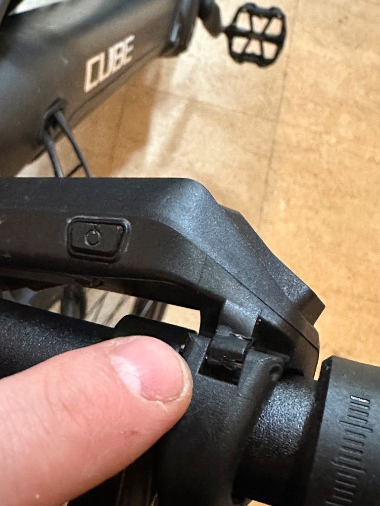 Support Bosch Purion cassé — le clip plastique qui maintient l'écran est brisé